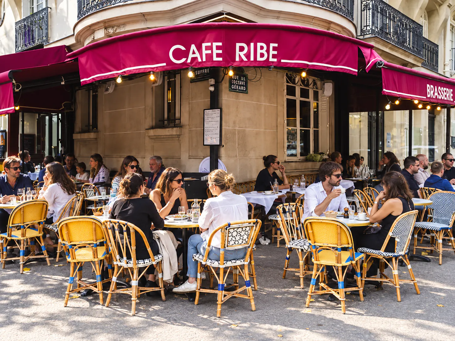 L'auvent bordeaux de Chez Ribe au-dessus de la terrasse, avenue de Suffren.
