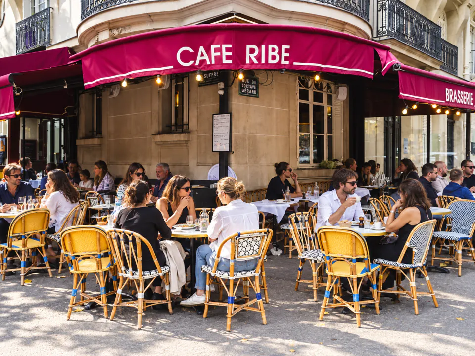 La façade de Chez Ribe et sa terrasse, à l'angle de l'avenue.