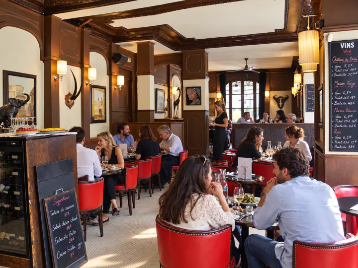 La salle de Chez Ribe : banquettes de cuir rouge et boiseries.